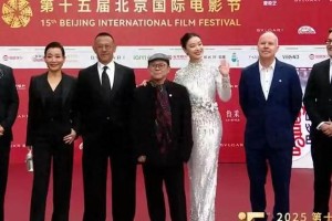 北影节红毯雨中争艳：倪妮高定封神，金晨医美鼻引热议
