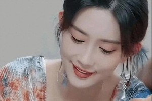 孟子义纯欲风穿搭：白色吊带与妲己造型惊艳亮相