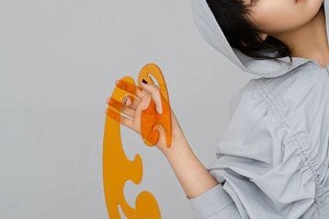张子枫暗黑写真惊艳亮相，古灵精怪少女气场全开