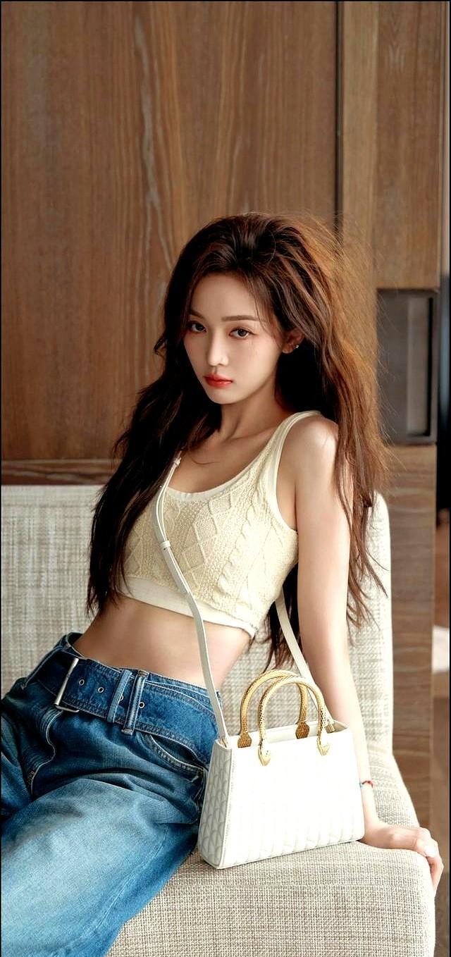吴宣仪露脐装