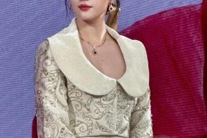 刘亦菲新中式礼服惊艳亮相，黄金腰臀比引爆热搜