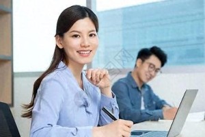职场爱情：女总监与巧克力男下属的甜蜜故事