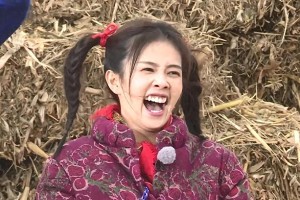 白鹿表情包开瓶器走红，真性情回应圈粉