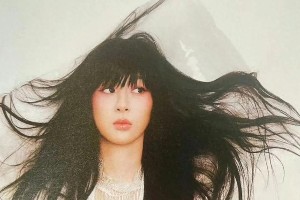 杨紫撕拉片造型惊艳，齐刘海紫眼影引热议