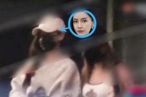 黄晓明Angelababy带小海绵出游，一家三口甜蜜同框