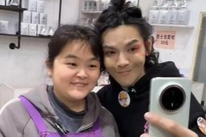 向佐怀化理发师晓华直播互动，新造型引热议
