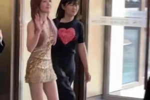 赵露思金色短裙亮相上海 自信优雅闪耀全场