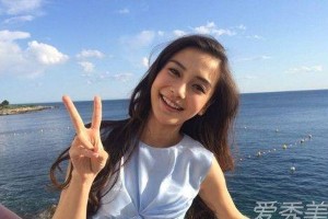 Angelababy深夜发文回应婚变传闻，与粉丝互动引热议