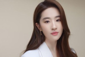 刘亦菲《玫瑰的故事》泳装秀引热议，37岁神仙姐姐身材依旧抗打