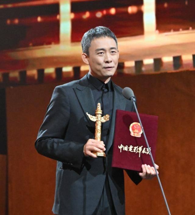 张译华表奖领奖现场