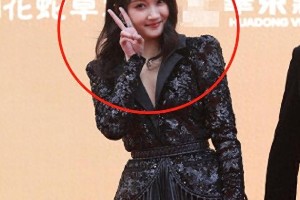 关晓彤华表奖红毯造型引争议，同场小花谁更胜一筹？